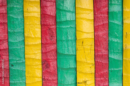 Obrazy Reggae  ogrodzenie-drewniane-malowane-w-kolorze-zoltym-zielonym-czerwonym