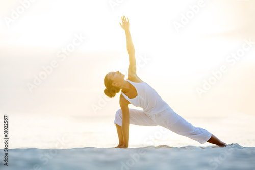 Fotografía La mujer caucásica practicar yoga en la orilla del mar