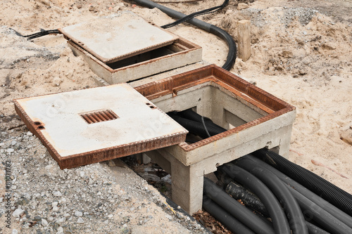 Arbeiten An Einem Kabelschacht Aus Beton Leerrohr Verlegung Stock arbeiten-an-einem-kabelschacht-aus-beton-leerrohr-verlegung-stock