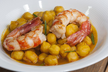 Wall Mural - Garbanzos con gambas y curry