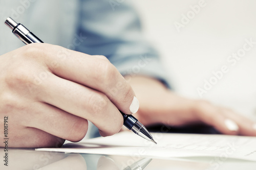 Fotografía Negocios el contrato de firma de la mujer