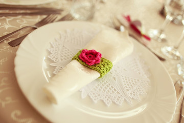 Wall Mural - Green and fuchsia wedding napkin an table