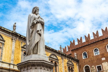 Fototapete - Statue of Dante   in Verona, Italy