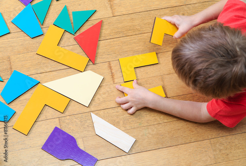 Valokuva little boy playing with puzzle, early education