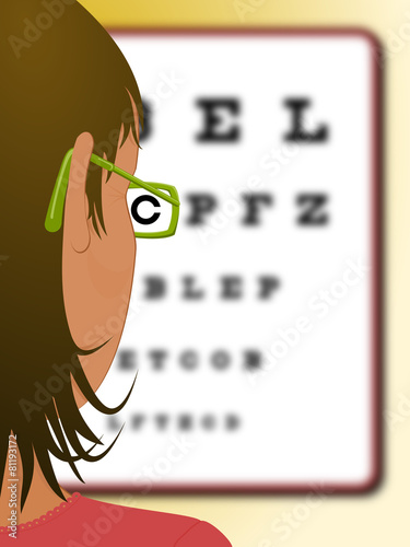 Fotografía Mujer con gafas leyendo una tabla optométrica