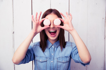 Poster - Laughing woman closing her eyes with round cookies