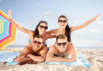 Canvas Print - group of happy friends having fun on beach