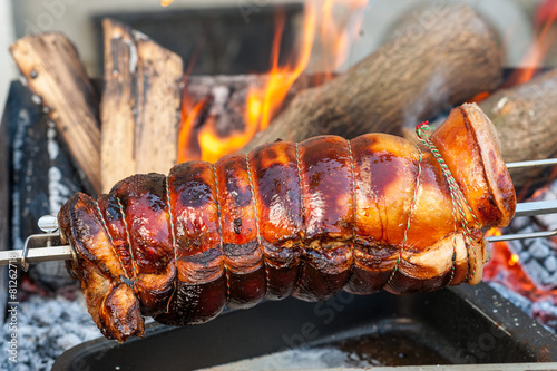 Fotografía Girarrosto con carne sul barbecue