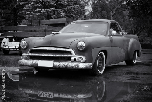 retro-samochod-coupe-czarno-biala-fotografia-oldtimera