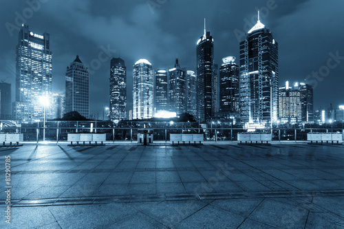Cuadros en Lienzo footpath and modern buildings at night