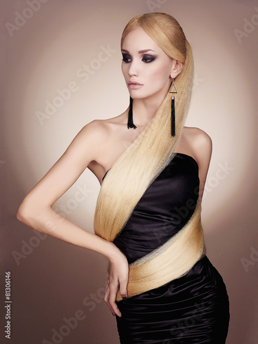 Fototapeta na wymiar Piękna kobieta w abstrakcyjnej sukni z włosów