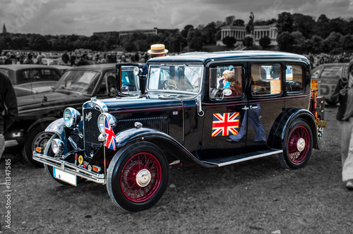 czarny-brytyjski-retro-samochod-na-zlocie-aut