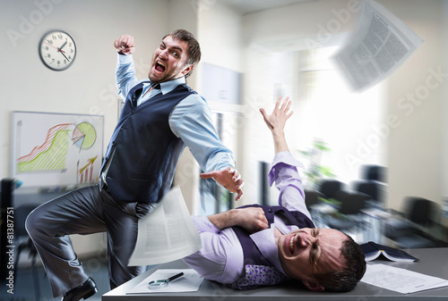 Photographie Les hommes d'affaires qui luttent dans le bureau