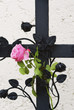schmiedeeisernes Grabkreuz mit Rose, Hochformat