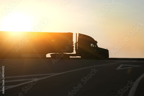 Cuadros en Lienzo truck goes on highway on sunset