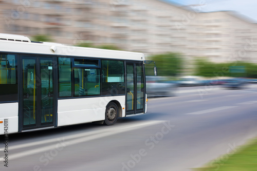 Plakat biały autobus miejski