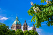 Lukaskirche in München umrahmt von Kastanienblüten