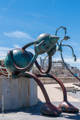 Sprookjes-Figur Der weinende Gigant von Tom Otterness an der S Tablou Canvas
