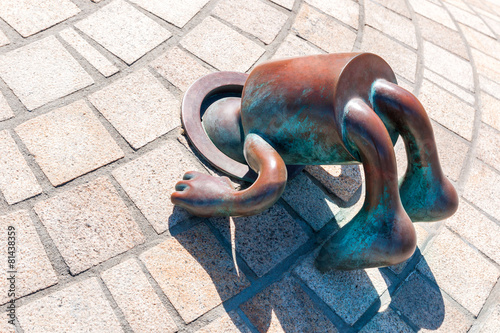 Bronzene Sprookjes-Figur von Tom Otterness an der Strandpromenad Fototapet