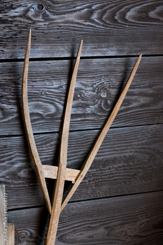 Cuadros en Lienzo Ancient wooden pitchfork close-up