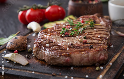 Beef rumsteck sur noir table de pierre Poster Mural XXL