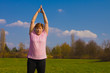 Ältere Frau macht Yoga im Park