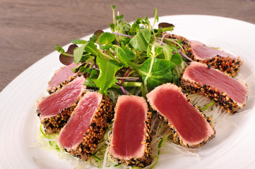 Seared tuna salad