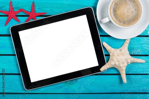 Fotografia Tablet. Digital tablet and coffee cup on wooden table