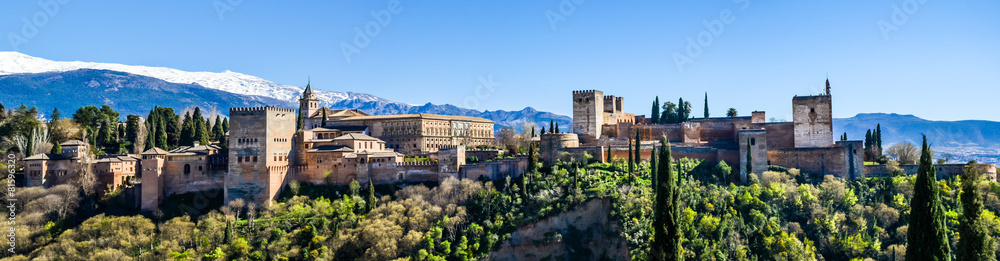 Panorama Alhambra in Granada vor schneebedeckter Sierra Nevada - obrazy, fototapety, plakaty 