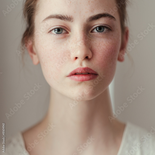 Photographie Portrait du matin d'une belle jeune fille aux taches de rousseur