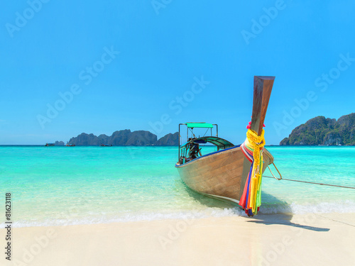 Cuadros en Lienzo Traditional thai longtail boat at Long Beach, Phi Phi island Tha
