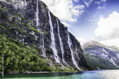 Naklejka dekoracyjna Waterfall of Geiranger fjord