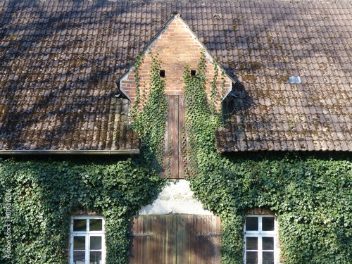Fassade mit Scheunentor eines Bauernhauses in Oerlinghausen – kaufen