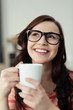 © contrastwerkstatt - lachende frau mit kaffeetasse in der hand