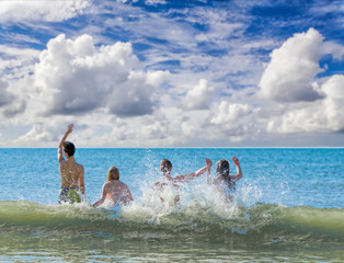 Fototapete - Jugendliche laufen in Wasser Nordsee Sylt