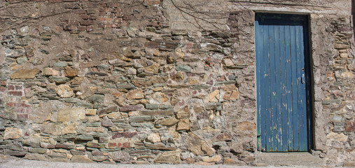 Wall Mural - Hintergrund - Naturstein Mauer mit Holztür