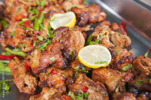 Fototapeta na szkło Kurczak tikka tandoori w indyjskiej restauracji bufetowej