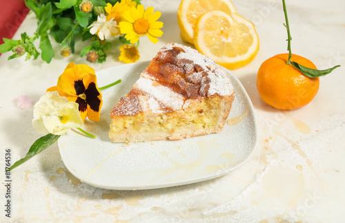 Fotografia, Obraz Fetta di pastiera con fiori di primavera e agrumi