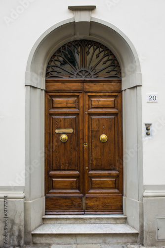 Naklejka dekoracyjna Porta in legno, ingresso vecchia casa signorile