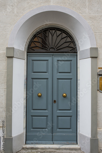 Naklejka na drzwi Porta in legno, ingresso vecchia casa signorile