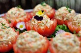 Fototapeta Kuchnia - catering - sałatka warzywna podana w pomidorowych miseczkach