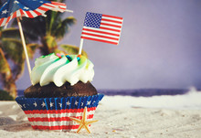 Patriotic Holiday Cupcakes With American Flag Umbrella 