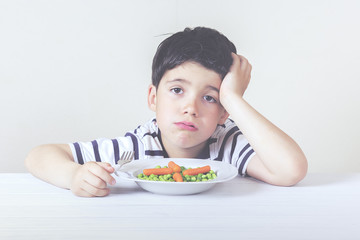 niño triste con la comida