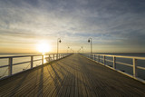 Fototapeta Pomosty - Drewniane molo nad Morzem o wschodzie słońca