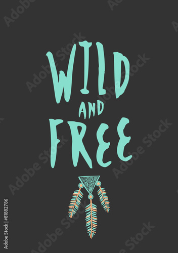 mietowy-napis-wild-and-free-na-ciemnym-tle