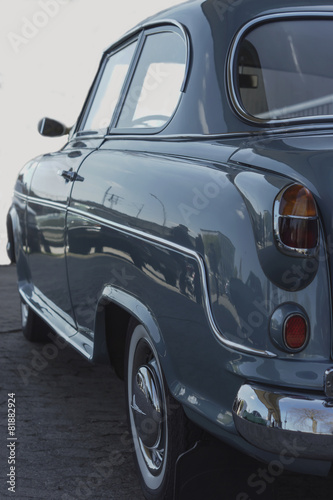 vintage-samochod-z-boku
