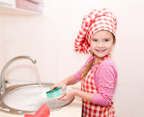 Poster - Cute smiling little girl washing the dishes