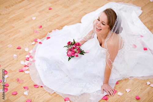 Fotografie, Obraz Bride: Laughing Bride On Floor With Petals Around