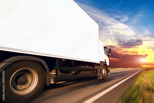 Zdjęcie XXL Biała ciężarówka na asfaltowej drodze
