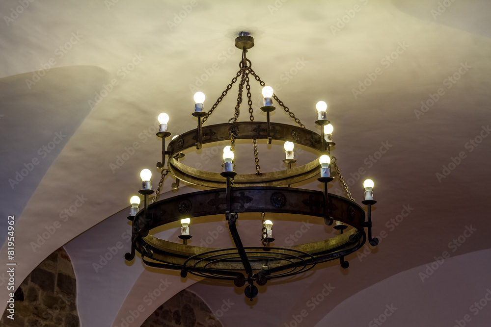 Chandelier médiéval forgé | Battle-Merchant
